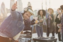 Porträt enthusiastischer DJ gestikuliert auf Dachparty — Stockfoto