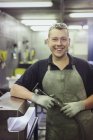 Porträt lächelnder Arbeiter in Stahlfabrik — Stockfoto