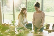 Schwangere bereiten Essen zu — Stockfoto