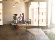 Reunião de empresários criativos no escritório — Fotografia de Stock
