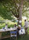 Amigos desfrutando jardim festa aniversário almoço — Fotografia de Stock