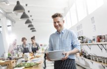 Porträt lächelnder Mann in der Küche des Kochkurses — Stockfoto