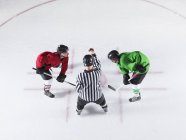 Arbitre de hockey initiant face avant entre adversaires — Photo de stock
