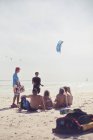Друзі вивчають кіоск на сонячному пляжі — стокове фото