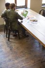 Деловые люди, работающие за ноутбуком в офисе — стоковое фото
