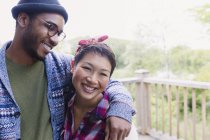 Couple souriant étreignant sur le pont — Photo de stock