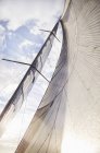 Navigazione a vela contro il cielo soleggiato, vista a basso angolo — Foto stock