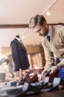 Бизнесмен просматривает носки в магазине мужской одежды — стоковое фото