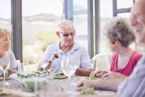 Senioren genießen Mittagessen auf der Terrasse — Stockfoto
