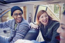 Laughing friends inside car — Stock Photo