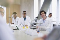 Retrato sorrindo estudantes universitários em sala de aula de laboratório de ciências — Fotografia de Stock