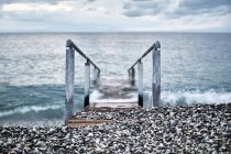 Rampe avec rampe menant à l'océan, Devon, Royaume-Uni — Photo de stock