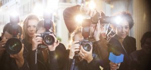 Portrait de paparazzi dans une rangée avec caméras et microphone — Photo de stock