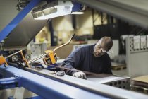 Arbeiter, der Maschinen in der Stahlfabrik bedient — Stockfoto