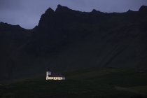 Kirche auf Feld gegen Hügel — Stockfoto
