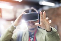 Ritratto uomo cercando occhiali simulatore di realtà virtuale raggiungere — Foto stock