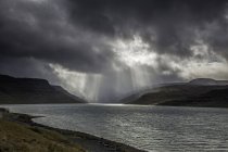 Туманное небо над озерной водой — стоковое фото