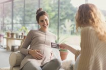 Mulheres grávidas compartilhando ultra-som — Fotografia de Stock