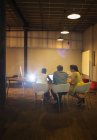 Gente de negocios en el ordenador portátil preparando la presentación audiovisual - foto de stock