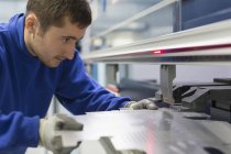 Arbeiter bedient Laserschneider in Stahlfabrik — Stockfoto