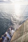 Freunde segeln auf Segelboot auf sonnigem Ozean — Stockfoto