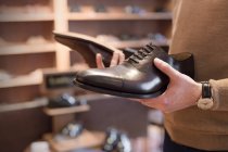 Businessman navegando zapatos de vestir en la tienda de ropa de hombre - foto de stock
