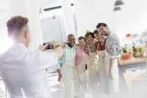 Chef enseignant photographier les étudiants avec un téléphone caméra dans la cuisine de classe de cuisine — Photo de stock