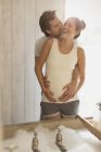 Ridere affettuosa coppia incinta baciare preparare bagno bolla — Foto stock