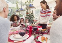 Donna che serve tacchino a tavola a Natale — Foto stock