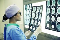 Chirurg überprüft MRI-Scans in Klinik — Stockfoto