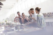 Students clapping for chef teacher in cooking class kitchen — Stock Photo