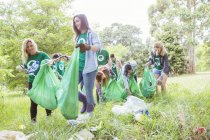 Volontari ambientalisti che raccolgono spazzatura sul campo — Foto stock
