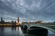 Nuages sur Big Ben et les chambres du Parlement, Londres, Royaume-Uni — Photo de stock