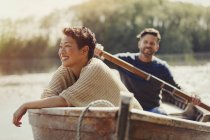 Lächelndes Paar beim Kanufahren auf sonnigem See — Stockfoto