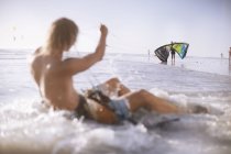 Uomo pronto a kiteboard nel surf oceanico — Foto stock