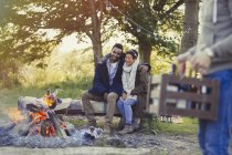 Couple hugging at campfire — Stock Photo