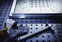 Молот і рукавички на сталі на металургійному заводі — стокове фото