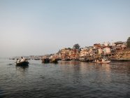 Boote auf Flusswasser, Varanasi, Indien — Stockfoto