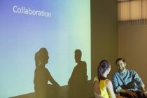 Ділові люди обговорюють співпрацю в аудіо візуальній презентації — стокове фото