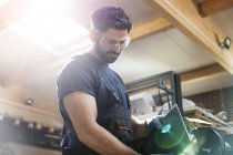 Stahlarbeiter mit Schleifer in Werkstatt — Stockfoto