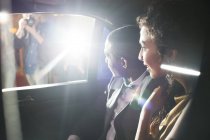 Casal de celebridades em limusine chegando ao evento tapete vermelho — Fotografia de Stock