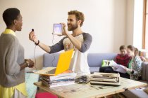 Креативний бізнесмен тримає цифровий планшет і навушники — стокове фото