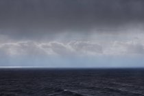 Nuvole e piogge sul mare — Foto stock
