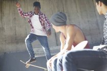 Les garçons adolescents skateboard au skate park — Photo de stock