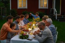 Familie genießt Gartenparty bei Kerzenschein — Stockfoto