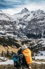 Пара, глядящая на заснеженные горы, Федельвальд, Швейцария — стоковое фото