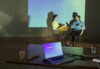 Empresários preparando apresentação audiovisual na sala de conferências — Fotografia de Stock