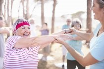 Istruttore di yoga guida donna anziana nel parco — Foto stock