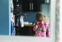 Spiegelbild eines aufgebrachten Mädchens, das sich im Spiegel die Augen reibt — Stockfoto