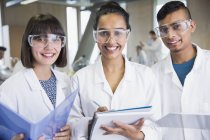Portrait étudiants souriants du collège en blouse de laboratoire de sciences — Photo de stock